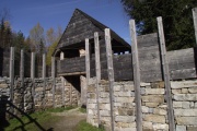 Možná rekonstrukce klešťovité brány, Nevězice, Archeopark Prášily